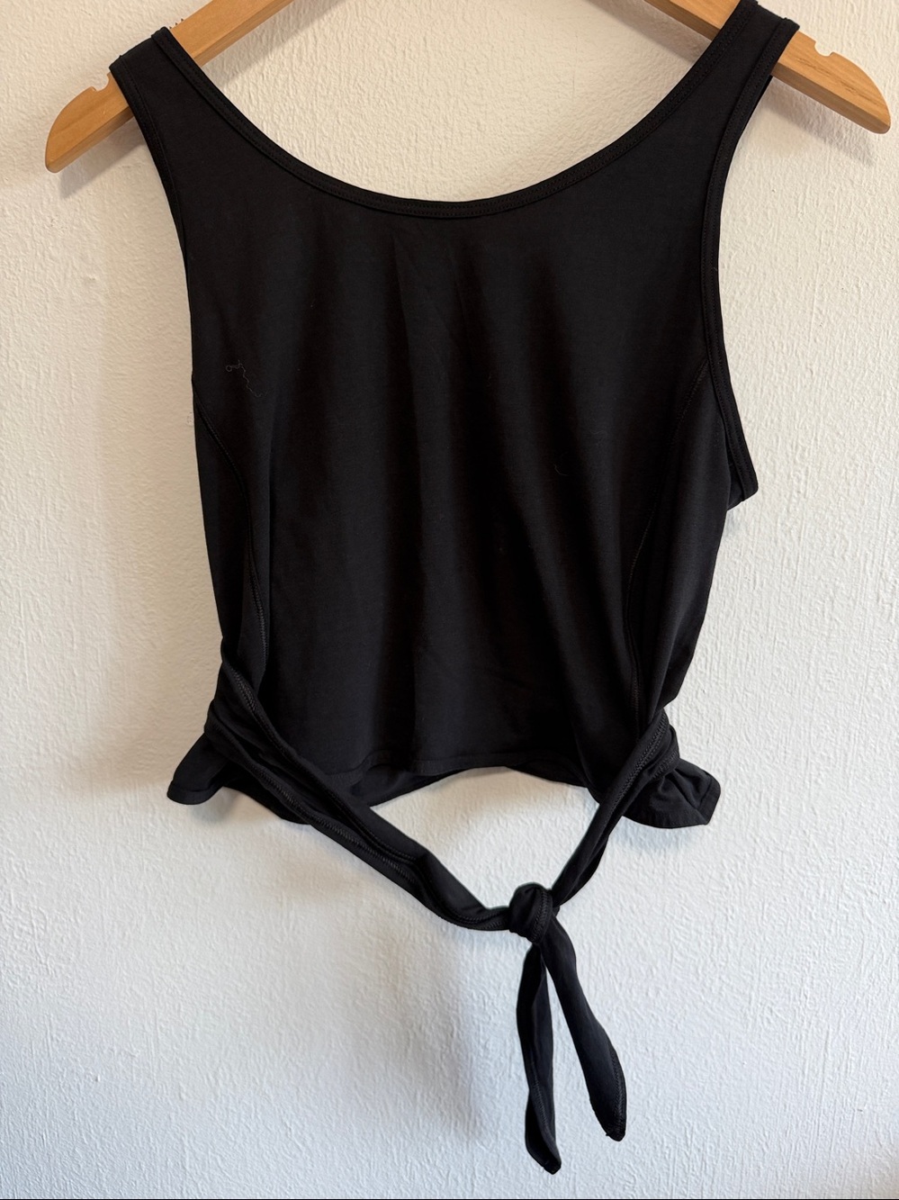 Lululemon, it’s a Tie tank size 4, new no tags - Picture 4 of 6